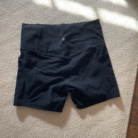 Athleta Salutation Stash 5.5” Short - Picture 5 of 5